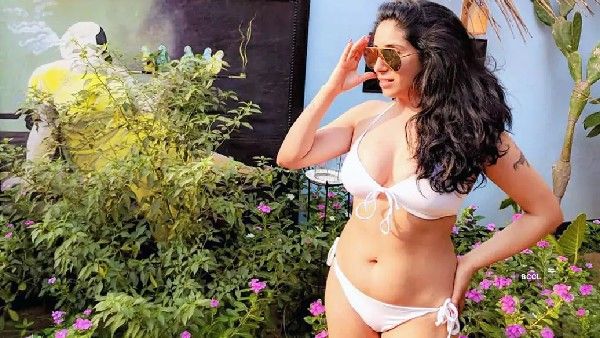 ટ્રોલ્સના નિશાન પર નેહા ટ્રોલ્સના નિશાન પર નેહા