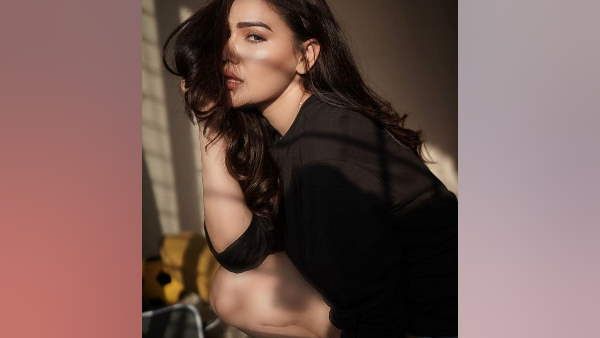 કંગના ફ્લોન્ટ કરી રહી છે ટોન્ડ લેગ