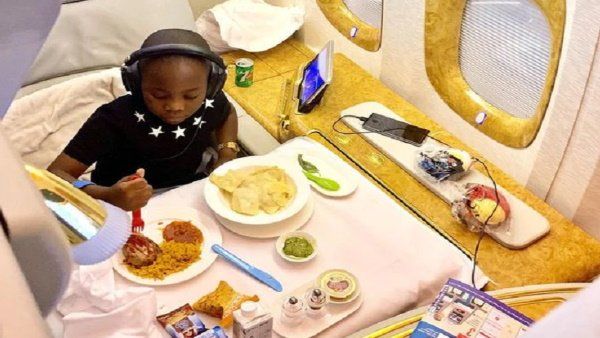 મોમ્ફા ખાનગી વિમાનમાં મુસાફરી કરે છે