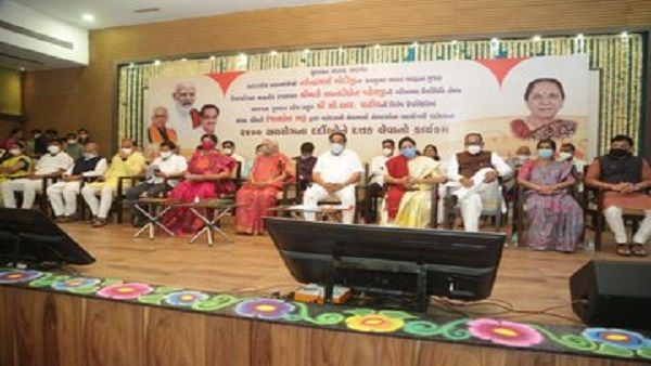 વડોદરા: સાંસદ રંજન બેન ભટ્ટે 2400 ક્ષયના દર્દીઓને દત્તક લીધા, આનંદીબેન પટેલ રહ્યાં હાજર