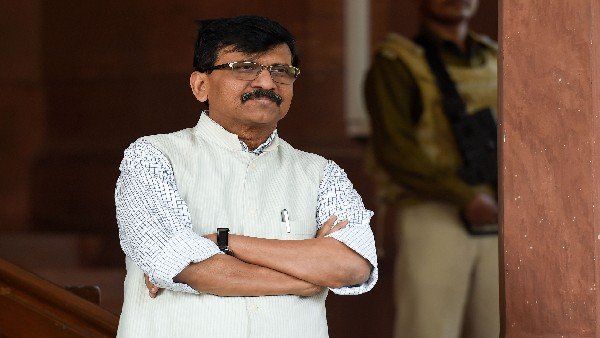 શિવસેનાએ પણ પ્રહારો કર્યા હતા