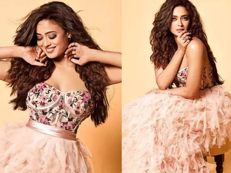 શ્વેતાનું બોલ્ડ અને કર્વી ટોન્ડ ફિગર