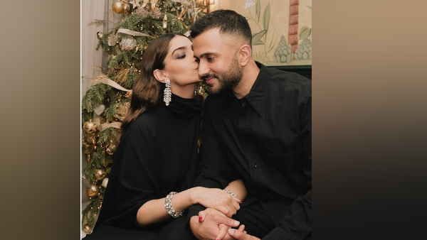 સોનમ પતિ આનંદ આહુજા સાથે લિપ-લોક કિસ કરતી જોવા મળી