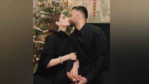 સોનમે રોમેન્ટિક અંદાજમાં નવા વર્ષની ઉજવણી કરી