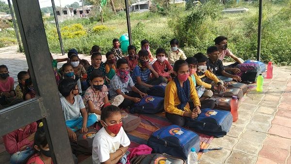 આ રીતે ભણશે ગુજરાત? ડભોઇના ગામડામાં બાળકો સ્મશાનમાં ભણવા મજબુર