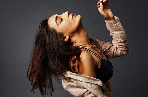 ટીવીની નાગિને કેમેરા સામે શર્ટના બટન ખોલ્યા, ફોટો જોઈને ફેન્સ ફિદા થયા!