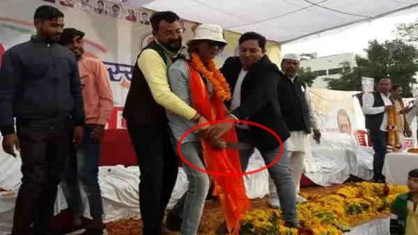ઉત્તરાખંડના પૂર્વ CM હરીશ રાવતની સુરક્ષામાં છીંડુ, છરી સાથે એક વ્યક્તિ સ્ટેજ પર ચઢી ગયો