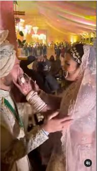 વર તેની કન્યાને કરે છે કિસ