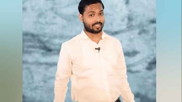 વિદ્યાર્થીઓ ઉભા રહીને ખાન સરના ક્લાસ સાંભળે છે