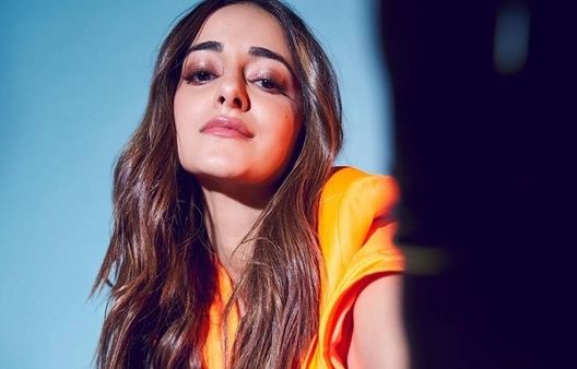 સ્મોકી આંખો સુંદર લાગી રહી છે સ્મોકી આંખો સુંદર લાગી રહી છે