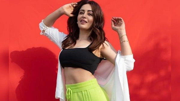 નેહા ખૂબ જ હોટ લાગી રહી છે