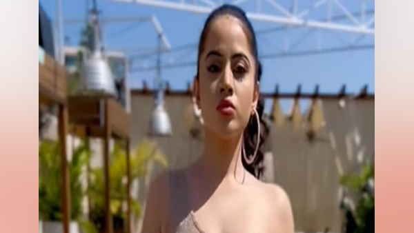 હૉટ એન્ડ સિઝલિંગ ઉર્ફીએ પોતાના ડ્રેસથી ચોંકાવ્યા