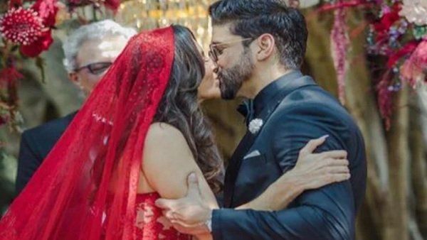 Wedding Pics: ફરહાને શેર કર્યો શિબાની સાથેનો લિપલૉક ફોટો, તમે પણ જુઓ