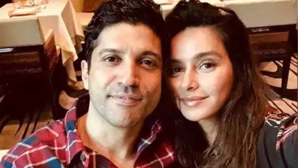 શિબાની દાંડેકર - ફરહાન અખ્તર સાથે લગ્નગ્રથીથી જોડાયા, બેંડ વાજા વગર અલગ અંદાજમાં કર્યા લગ્ન