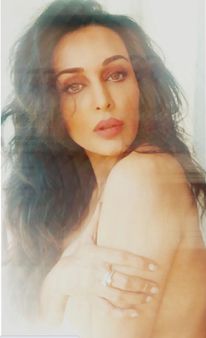 ફ્લોરા કેમેરા સામે ટોપલેસ થઈ