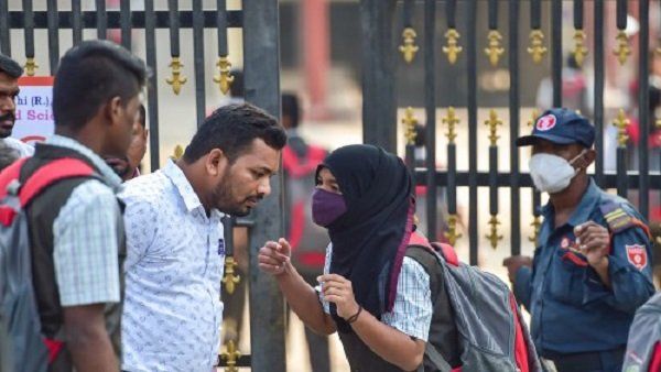 હિજાબ વિવાદને લઇ કર્ણાટક હાઇકોર્ટમાં થઇ સુનવણી, કહ્યું- સાથે ધાર્મિક એંગલો જોડવો સારૂ નથી