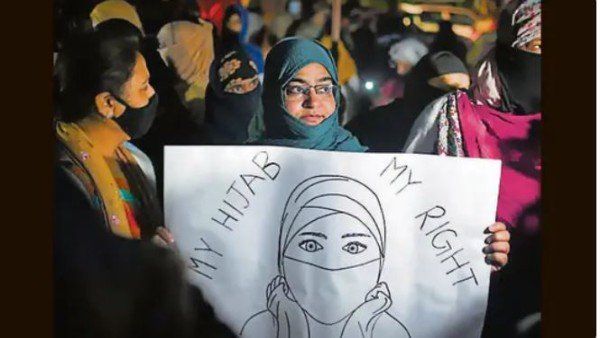 હિજાબ વિવાદ: કર્ણાટક હાઇકોર્ટમાં આજે ફરી થઇ સુનવણી, એજીએ કહ્યું- ઇસ્લામમાં હિજાબ જરૂરી નહી