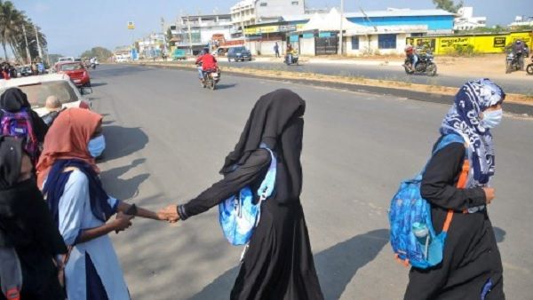 સુરતમાં હિજાબ પહેરીને પરીક્ષા આપવા પહોંચેલી વિદ્યાર્થીનીઓનો વિરોધ, 12 VHP કાર્યકરોની ધરપકડ!