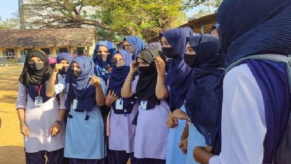 સમગ્ર ચર્ચા બે જૂથોમાં વહેંચાઈ ગઇ