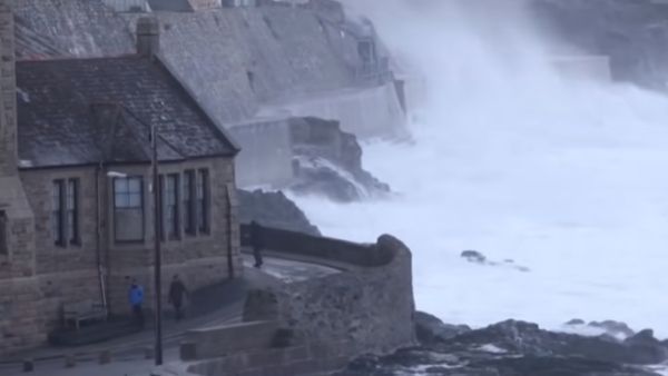 વાવાઝોડુ બન્યુ વિનાશક