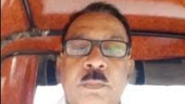 ઘરમાંથી 11 ATM અને 4 આધાર કાર્ડ મળી આવ્યા ઘરમાંથી 11 ATM અને 4 આધાર કાર્ડ મળી આવ્યા