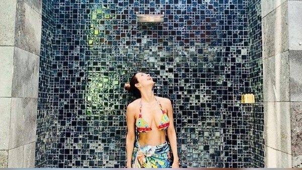 મલાઈકા મોજમાં લાગી રહી છે મલાઈકા મોજમાં લાગી રહી છે