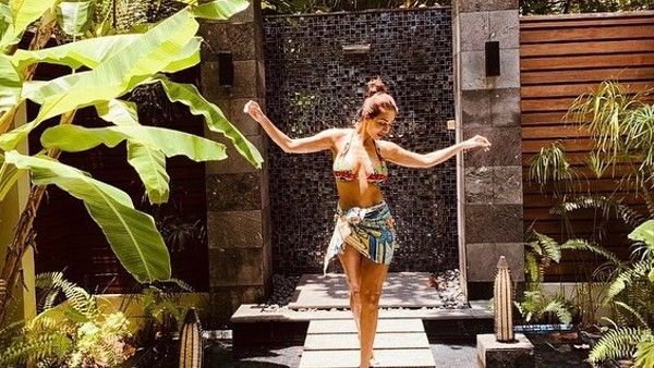 બિકીનીમાં બોલ્ડ લાગી રહી છે મલાઈકા બિકીનીમાં બોલ્ડ લાગી રહી છે મલાઈકા