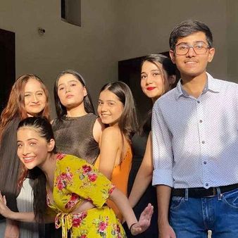 ઉર્ફી જાવેદને એક ભાઈ છે