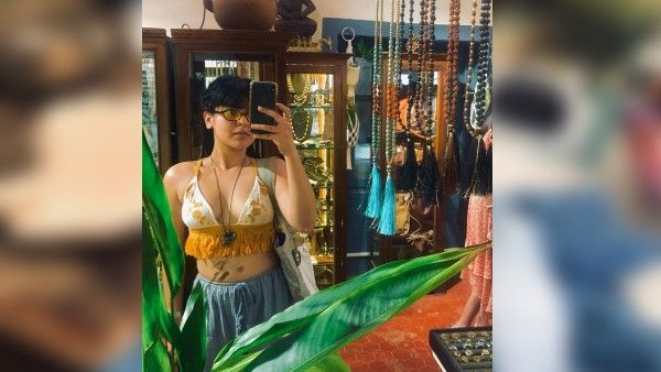 બોટ બ્રાલેટમાં શોપિંગ કરવા નીકળી નીધી ભાનુશાલી