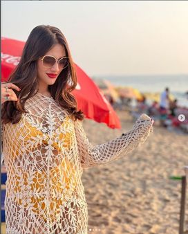 પીળી બિકીનીમાં નુસરત જહાં