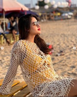 પહેર્યો જાળીદાર ટોપ