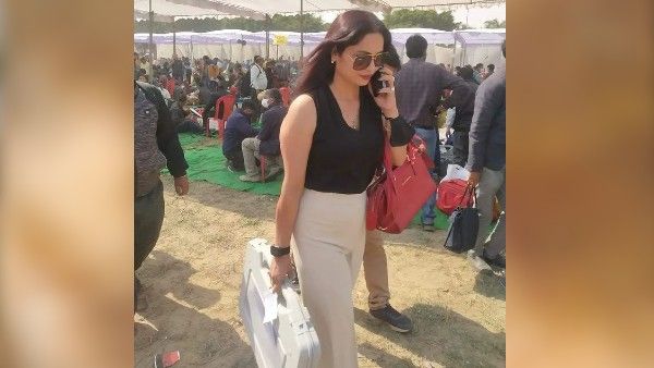 રીના લખનૌમાં પબ્લિક વર્કસ ડિપાર્ટમેન્ટમાં કામ કરે છે