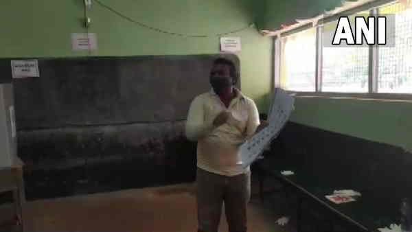 તમિલનાડુ: હિજાબ પહેરીને વોટીંગ કરવા ગયેલ મહિલાને બીજેપી બુથવર્કરે અટકાવી