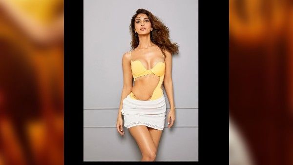 વાણી કપૂરની બોલ્ડનેસે ફેન્સના હોશ ઉડાવ્યા, યલો બ્રાલેટ પહેરી હોટ પોઝ આપ્યા!