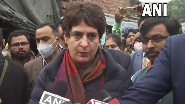 બુલંદશહેરમાં બળાત્કાર બાદ કિશોરીની હત્યા, પ્રિયંકા પીડિતાના પરિવારને મળી, પોલીસ પર મામલો દબાવવાનો આરોપ!