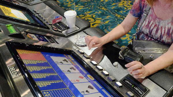 જુગારમાં 1 લાખ 27 હજાર પાઉન્ડ જીતી જુગારમાં 1 લાખ 27 હજાર પાઉન્ડ જીતી