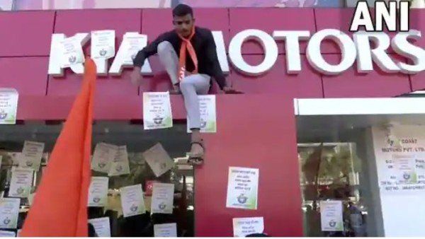 કાશ્મીર પર વિવાદીત સોશિયલ મીડિયા પોસ્ટ મુદ્દે KFC-ડોમિનોઝ વિરૂદ્ધ બજરંગ દળનું વિરોધ પ્રદર્શન!