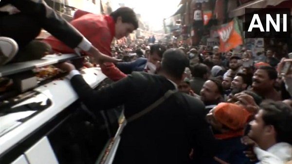 પ્રિયંકા ગાંધીના રોડ શોમાં મોદી અને યોગીના સમર્થનમાં સૂત્રોચ્ચાર, બદલામાં પ્રિયંકાએ આપ્યો જોરદાર જવાબ!