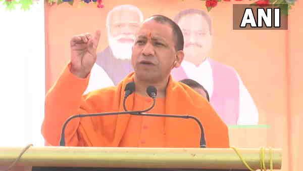 હિજાબ વિવાદ: કોઇ પણ યુવતી પોતાની મરજીથી હિજાબ નથી પહેરતી: CM યોગી આદીત્યનાથ