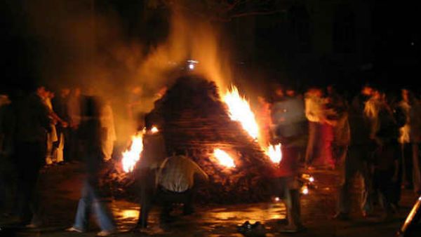 હોલિકાની રાખને પોતાના મસ્તક પર લગાવે છે