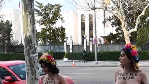 કપડા વિના મહિલાઓએ કર્યો વિરોધ