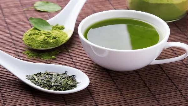 ગરમાગરમ ગ્રીન ટીમાં મધ મિલાવવુ ગરમાગરમ ગ્રીન ટીમાં મધ મિલાવવુ