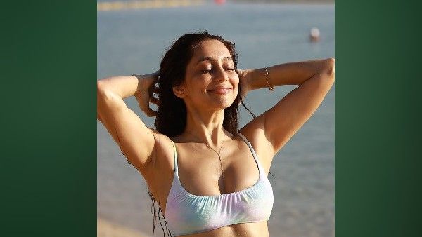અનુષા સોશિયલ મીડિયા પર એક્ટિવ રહે છે