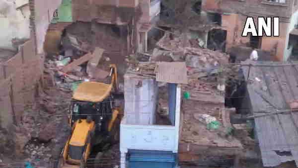 ફટાકડા બનાવતી વખતે ઘરમાં થયો વિસ્ફોટ, એક બાળક સહિત 7ના મોત