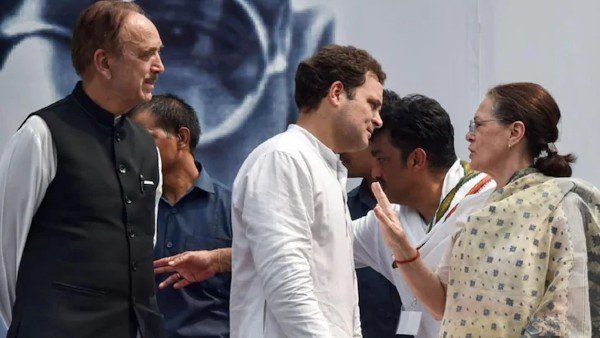 'ગાંધી પરિવારે સ્વેચ્છાએ છોડવું પડશે'