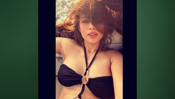 બીચ પર બિકીનીમાં સેલ્ફી