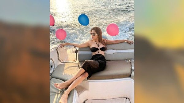 નિયા ખૂબ જ હોટ લાગી રહી છે