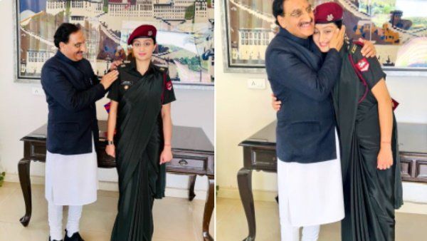 શ્રેયસીના ખભા પર મેજરના પદ પર પ્રમોશન તરીકે અશોકનું પ્રતીક મૂકવામાં આવ્યું હતું.