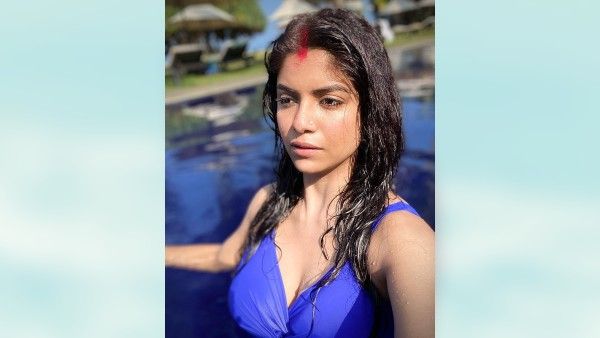 માંગમાં સિંદૂર ભરી પાણીમાં ઉતરી આ હસીના, પૂલમાં જોવા મળ્યો બોલ્ટ અંદાજ!