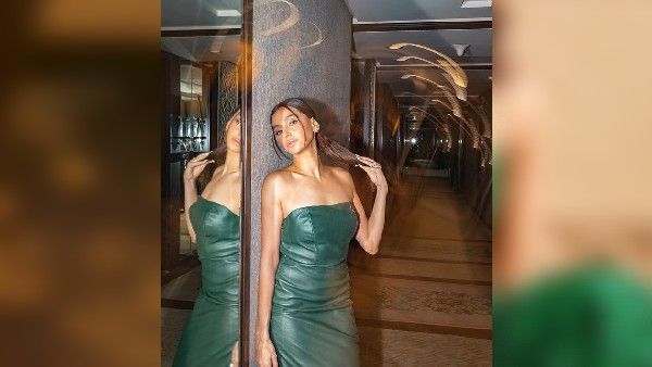 શોલ્ડર ગાઉનમાં શિવાની શોલ્ડર ગાઉનમાં શિવાની